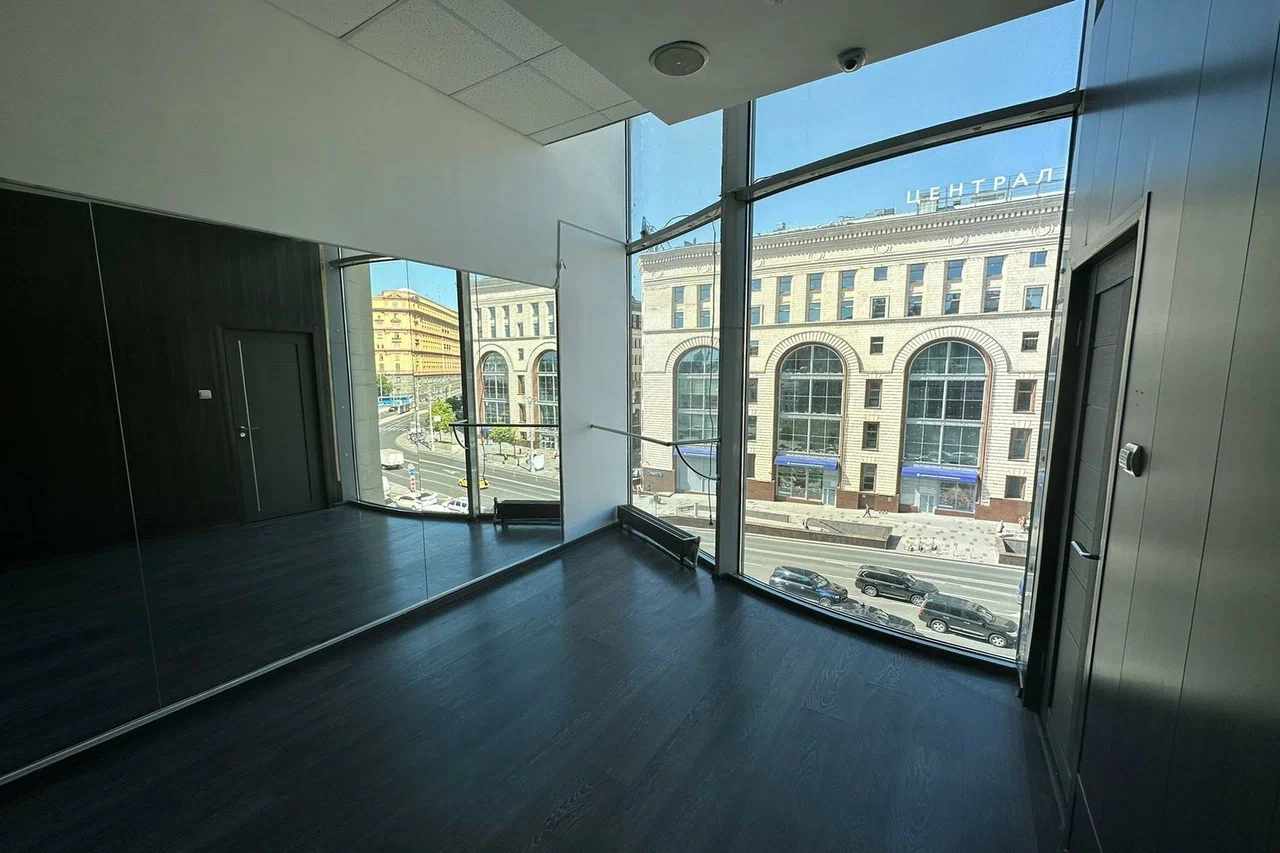 Светлый зал RDdance с окнами и зеркалами.